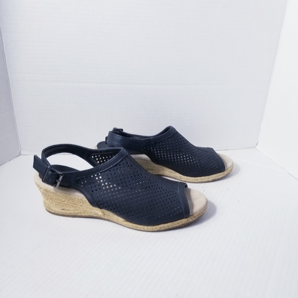EASY STREET WEDGE SANDALS SIZE 9